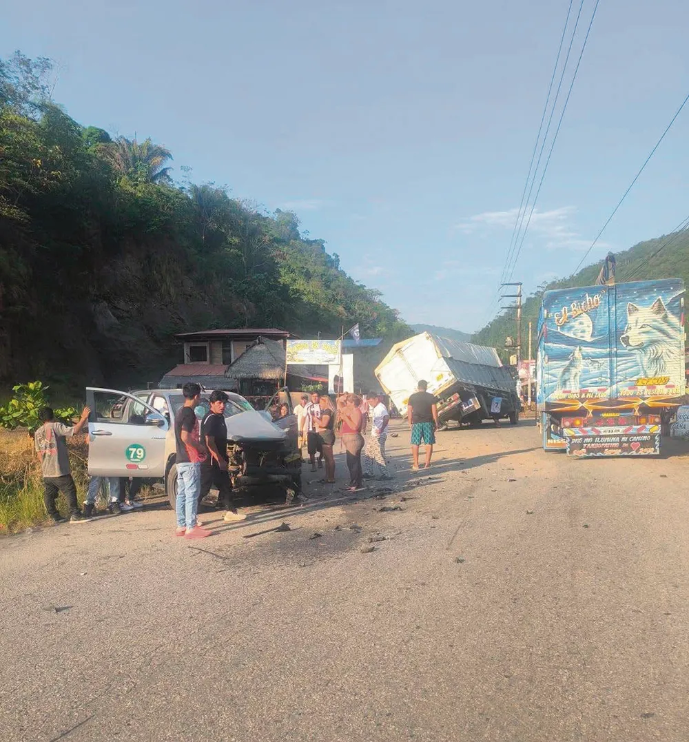 EN LA VIA HACIA PERENÉ: CHOQUE ENTRE CAMIONETA Y CAMIÓN DEJA DAÑOS MATERIALES