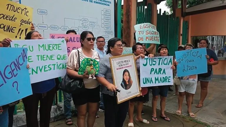 MASIVA PROTESTA: PIDEN INVESTIGACIÓN POR MUERTE DE TRABAJADORA DE UGEL OXAPAMPA