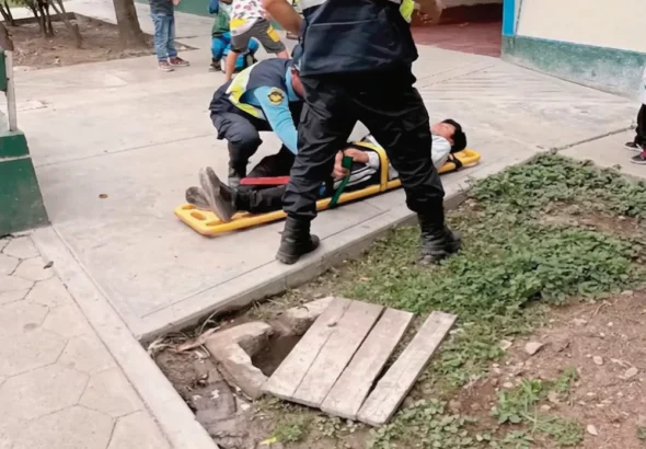 OXAPAMPA: JOVEN SUFRE FRACTURA TRAS CAER EN UN BUZÓN
