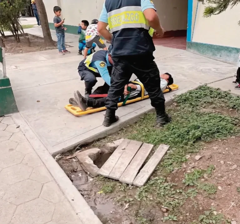 OXAPAMPA: JOVEN SUFRE FRACTURA TRAS CAER EN UN BUZÓN