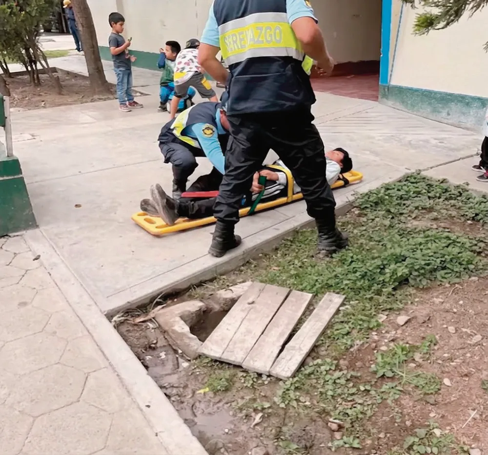OXAPAMPA: JOVEN SUFRE FRACTURA TRAS CAER EN UN BUZÓN