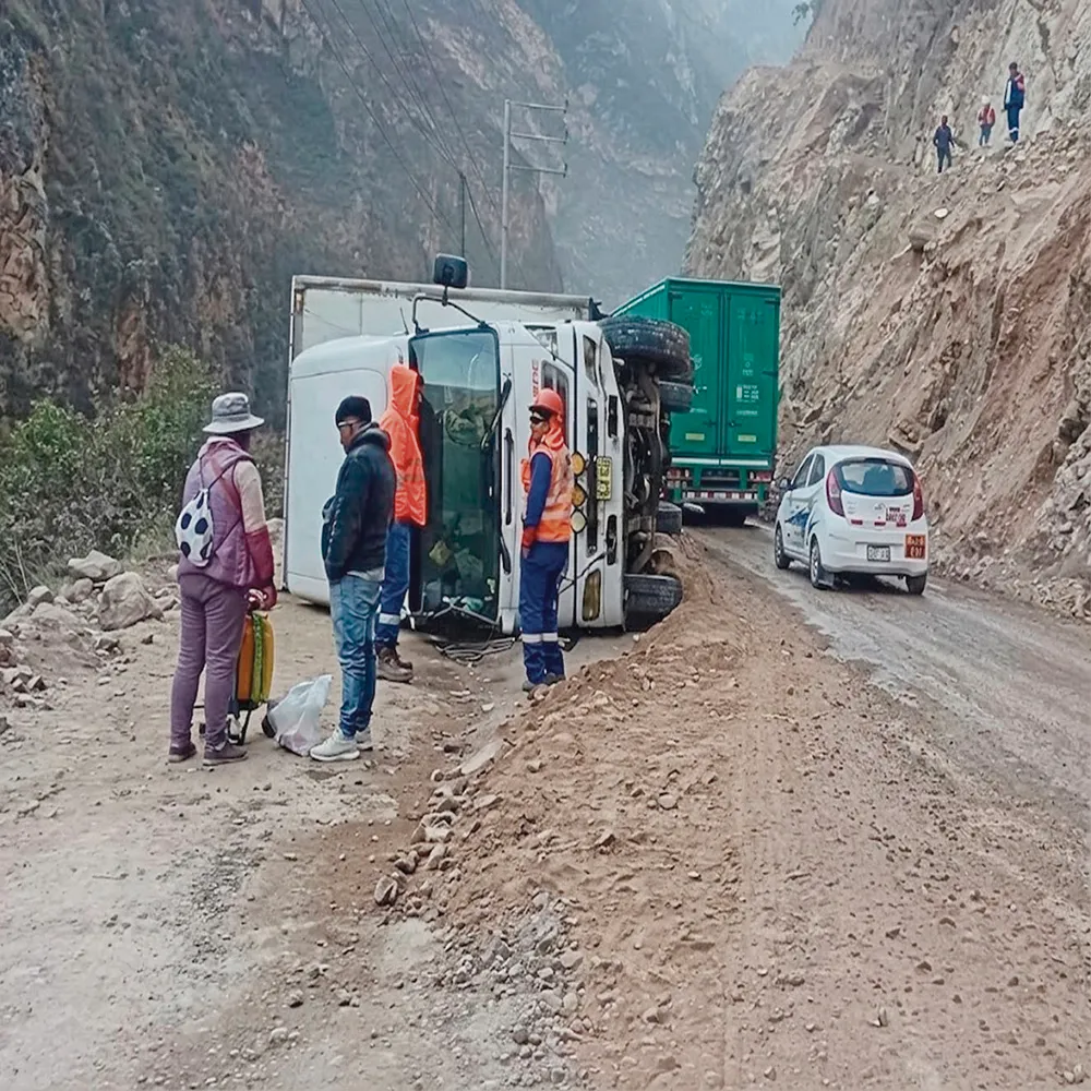 EN HUARIACA: CAMIÓN BLOQUEA CARRETERA CENTRAL