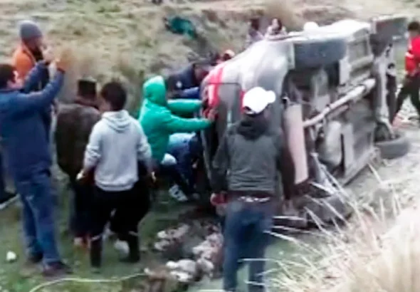CAJAMARQUILLA: CAMIONETA SUFRE GRAVE VOLCADURA