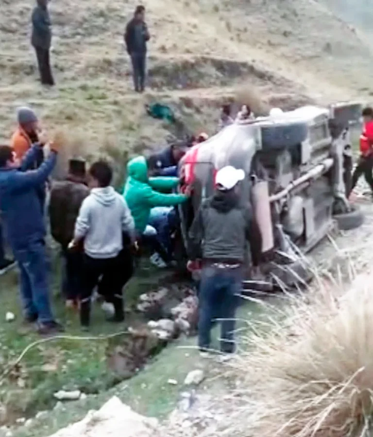 CAJAMARQUILLA: CAMIONETA SUFRE GRAVE VOLCADURA