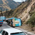 EN CARRETERA CENTRAL: CAMIÓN SE DESPISTA Y TERMINA RECOSTADO CONTRA UN CERRO