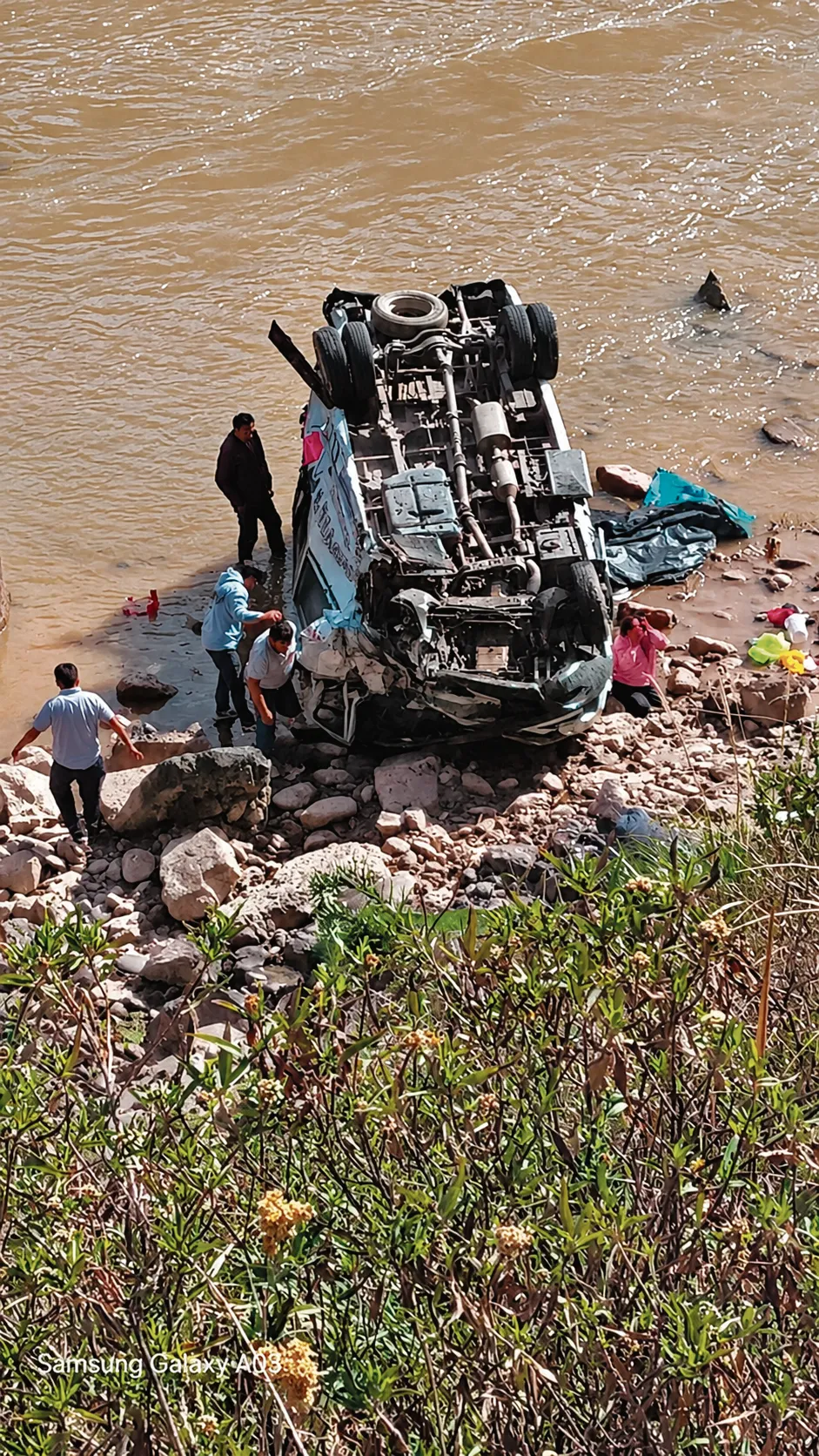 VIAJE SANGRIENTO: COMBI CON PASAJEROS CAE A UN ABISMO