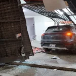 VEHICULO SE DESPISTA: IMPACTA CONTRA INTERIOR DE UNA BOTICA EN AV. FERROCARRIL