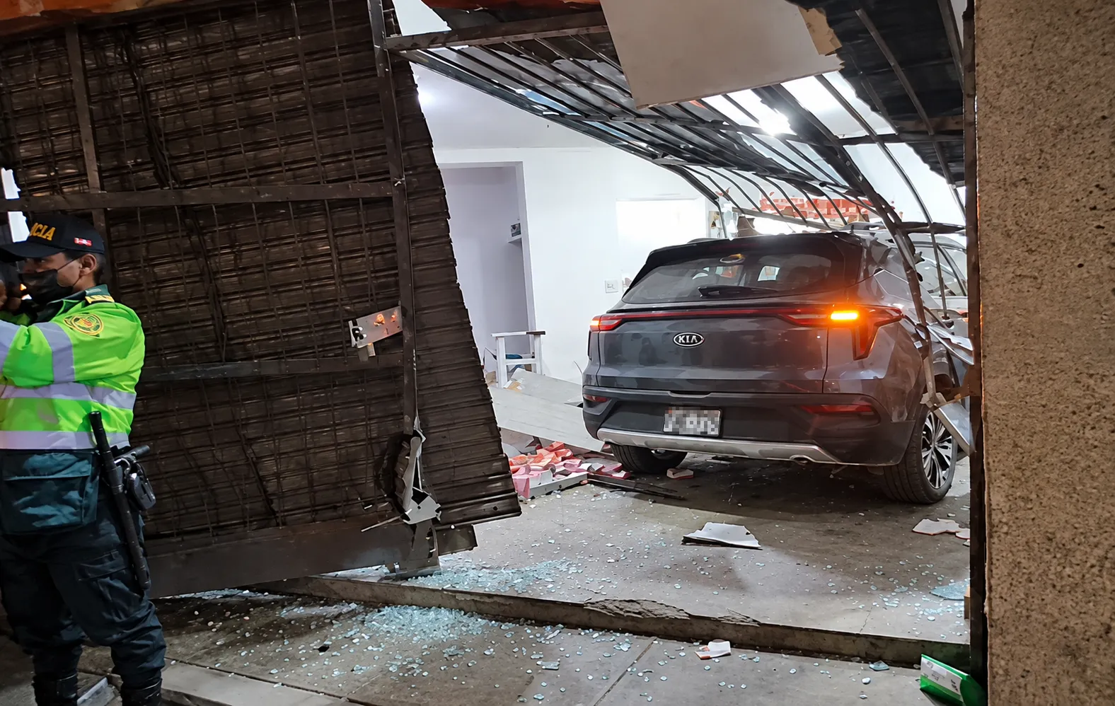 VEHICULO SE DESPISTA: IMPACTA CONTRA INTERIOR DE UNA BOTICA EN AV. FERROCARRIL