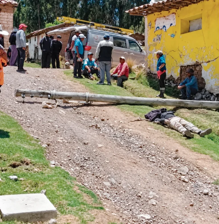 PAMPAPUQIO: JOVEN MUERE AL CAERLE UN POSTE 