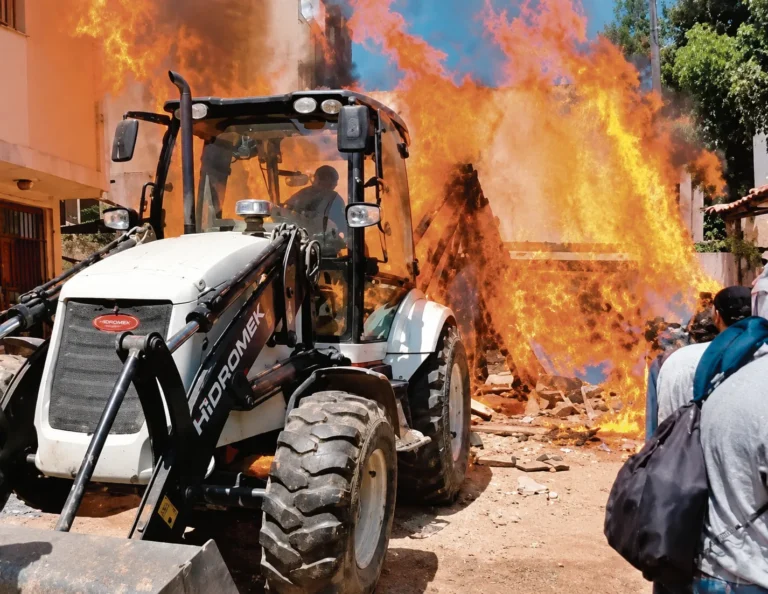 DURANTE DESALOJO EN HUANCAYO: NUEVE TRABAJADORES MUNICIPALES HERIDOS TRAS ATAQUE INCENDIARIO
