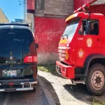 PUSO EN PELIGRO AUXILIO ANTE EMERGENCIAS: AUTOMÓVIL BLOQUEA SALIDA DE BOMBEROS