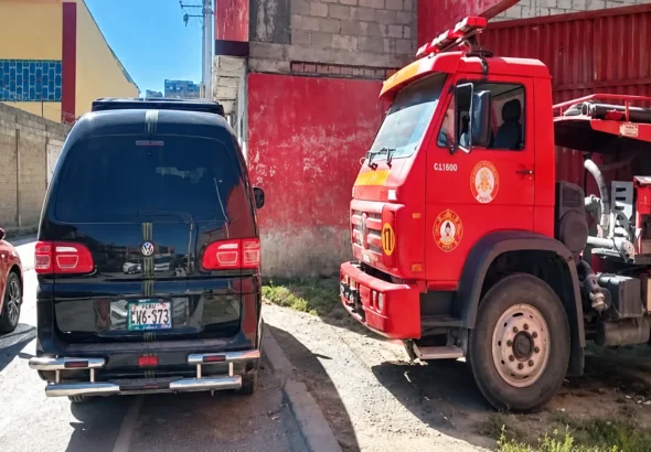 PUSO EN PELIGRO AUXILIO ANTE EMERGENCIAS: AUTOMÓVIL BLOQUEA SALIDA DE BOMBEROS