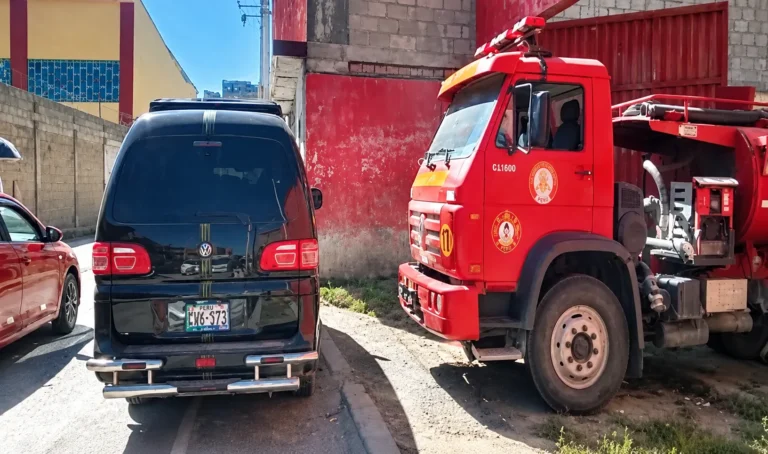 PUSO EN PELIGRO AUXILIO ANTE EMERGENCIAS: AUTOMÓVIL BLOQUEA SALIDA DE BOMBEROS